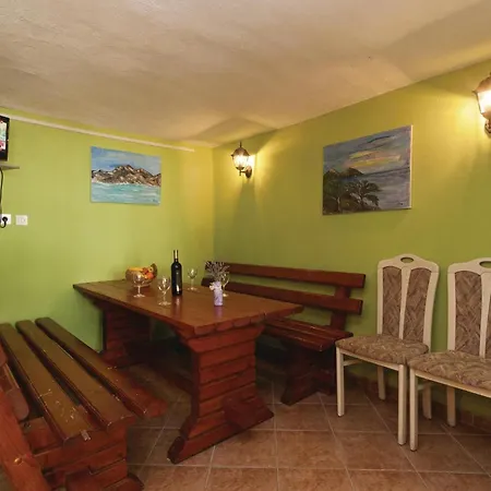 Apartamento Pet Friendly In With Kitchen Pakoštane